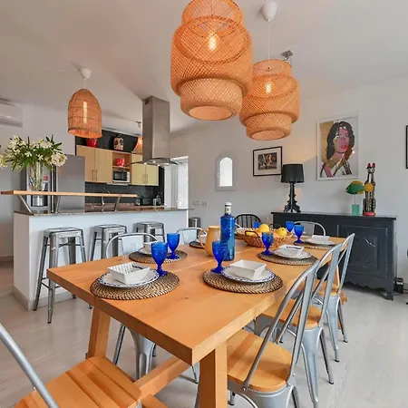 Elegant With Pool 베니싸